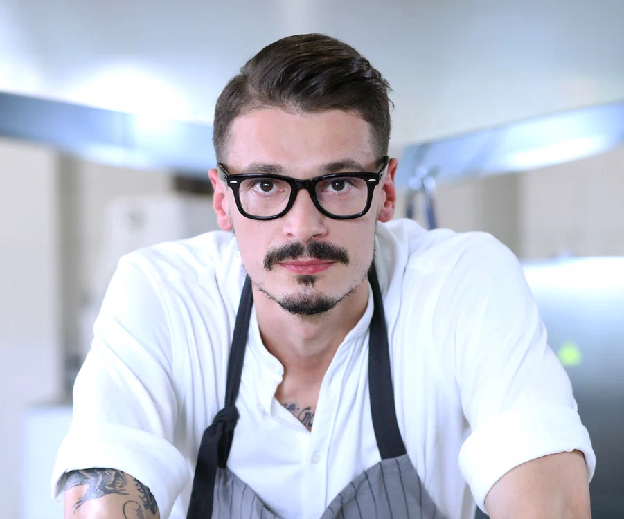 
    Chef Silviu Chelaru este fost concurent la această emisiune în urmă cu ceva timp şi acum a devenit jurat  