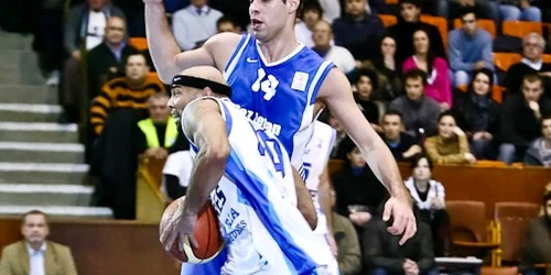 Titus Nicoară în duel cu Eddy Barlow (foto: bcmures.ro)