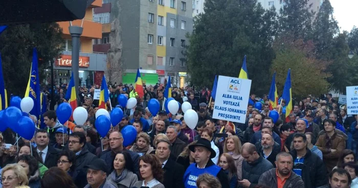 Participanţi la mitingul de susţinere a candidaturii lui Klaus Iohnnis