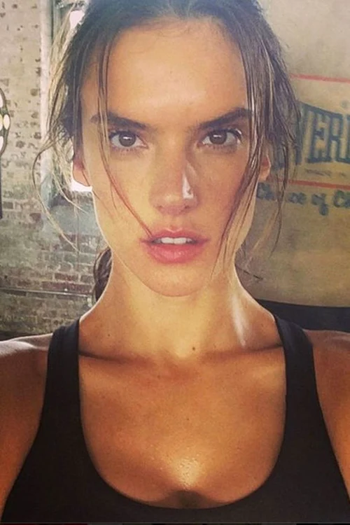 Modelul de la Victoria's Secret face furori chiar şi atunci când este plină de sudoare şi fără pic de machiaj pe faţă.