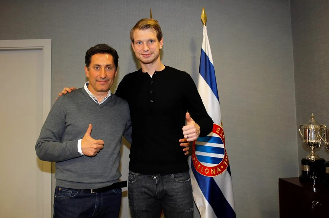 Arlauskis şi agentul său, Leonid Istrati, în faţa steagului lui Espanyol