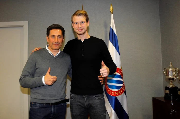 Arlauskis şi agentul său, Leonid Istrati, în faţa steagului lui Espanyol