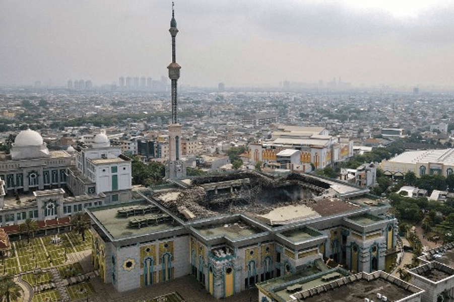 Cupola unei moschei din Indonezia s-a prăbuşit într-un incendiu