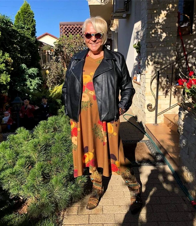 Mirabela Dauer își petrece timpul acasă, în superba sa curte