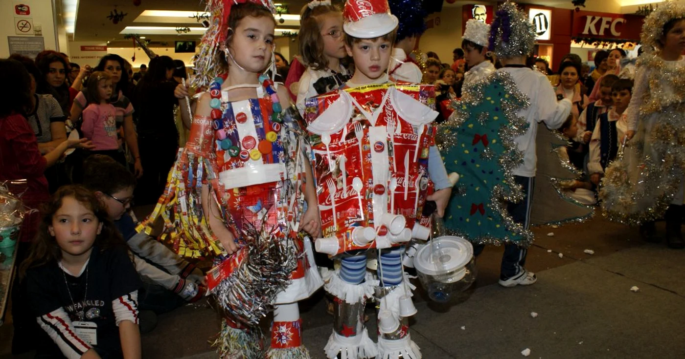 Ines Stoica a purtat un costum de Crăciuniţă, iar Dan Baraitaru de Crăciunel