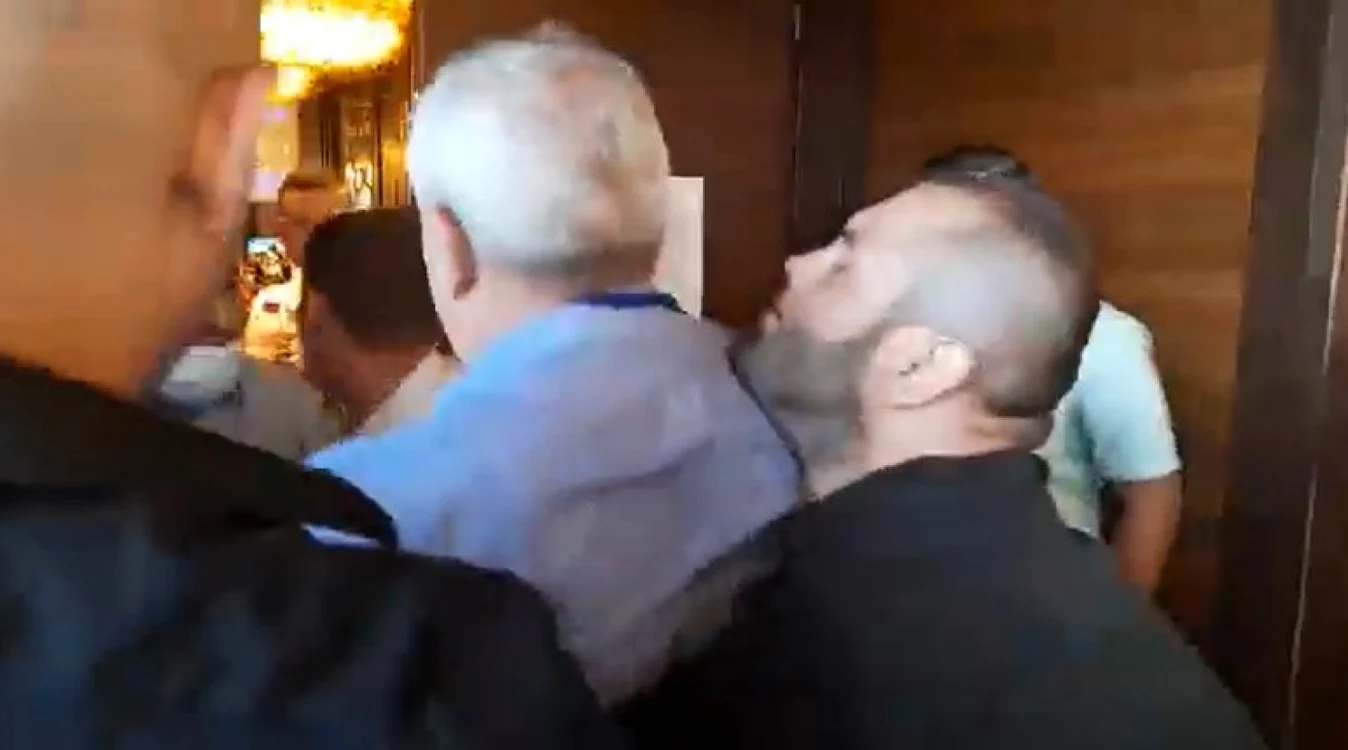 Liberalii scoşi de pe convocator au încercat să intre cu forţa în sala de conferinţe FOTO Pressalert