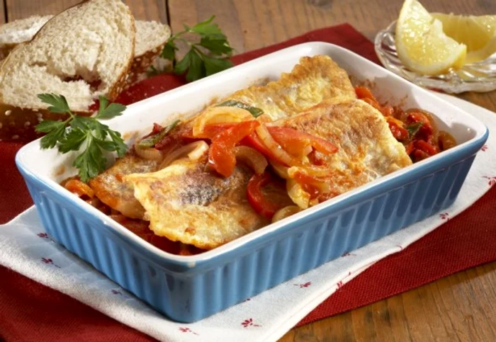 
    Peştele poate fi deseori servit cu sosuri, cum este acesta de smântână.sursa pozei: clickpoftabuna.ro  