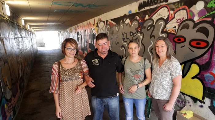 G. Iorgulescu, alături de câteva femei care locuiesc în zona respectivă. Sursa foto: La Nazione