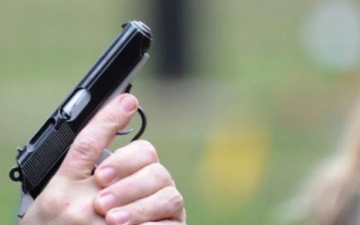 Un băiat de 16 ani a fost arestat preventiv după ce a tras cu un pistol într-un magazin FOTO Adevărul