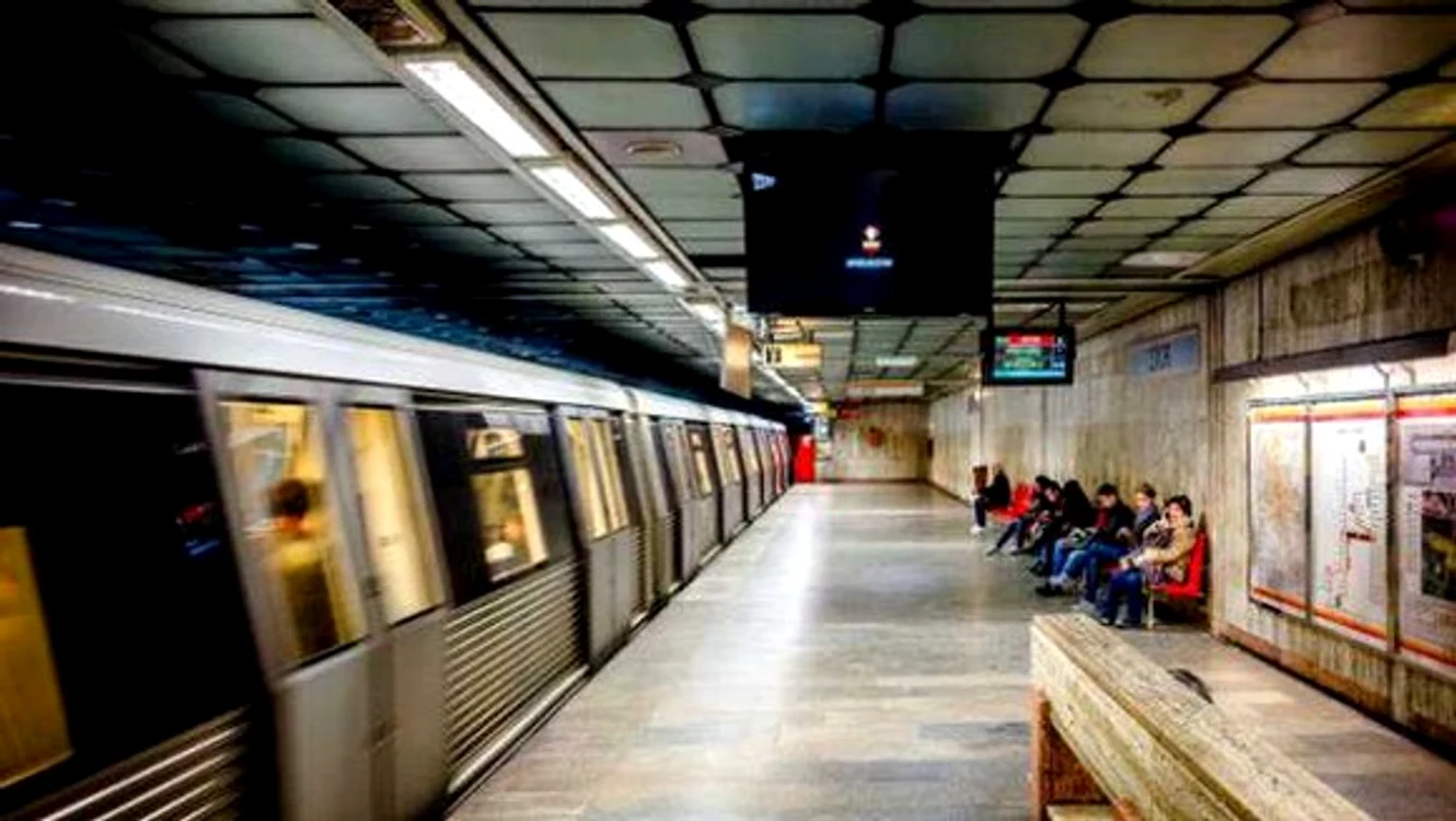 Un bărbat a fost târât în tunel, după ce s-a prins în ușile metroului Foto: Arhivă Click