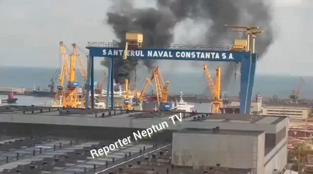 Incendiu la Șantierul Naval Constanța. Puntea unei nave a fost cuprinsă de flăcări. Fumul se vede de la mare depărtare