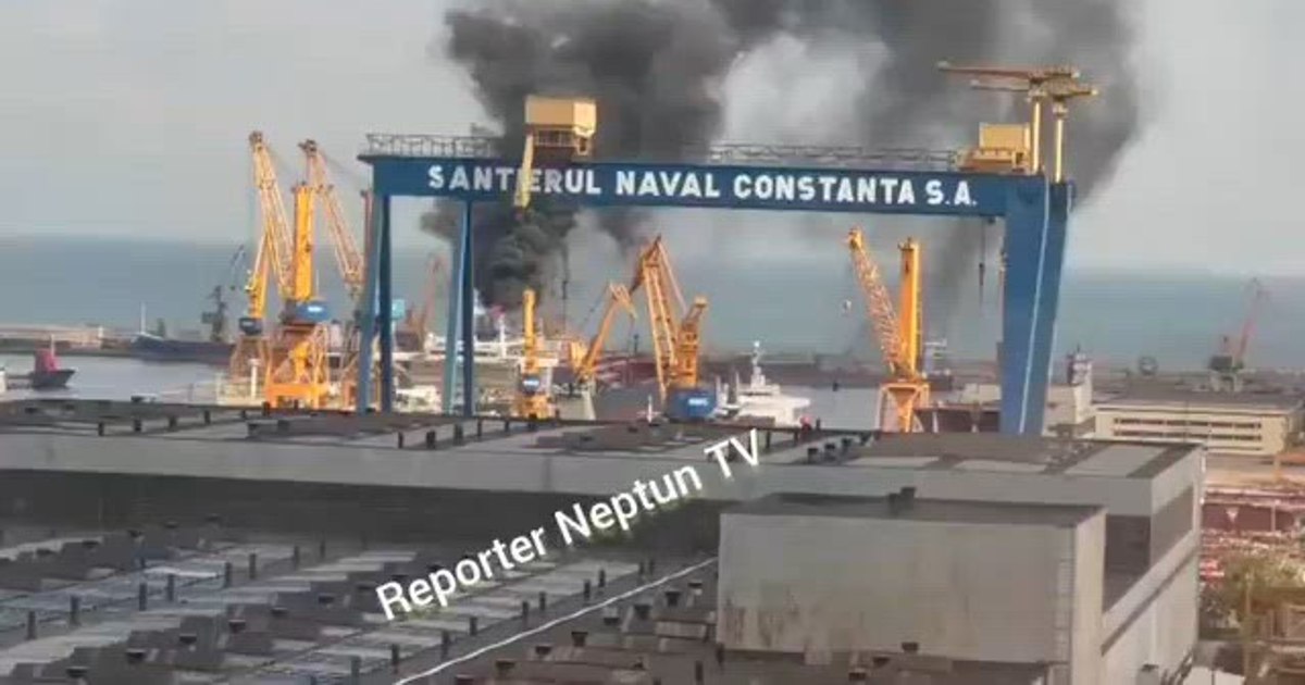 Incendiu la Șantierul Naval Constanța: flăcări pe puntea unei nave, fumul vizibil de departe Incendiu la Șantierul Naval Constanța: flăcări pe puntea unei nave, fumul vizibil de departe