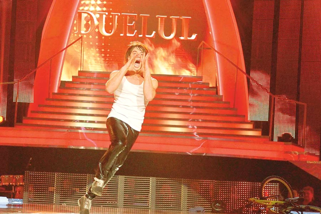Dima Trofin, memnbru  al trupei  LaLa Band  a făcut  senzaţie  cu  figurile de acrobaţie (Fotografii: Pro Tv)