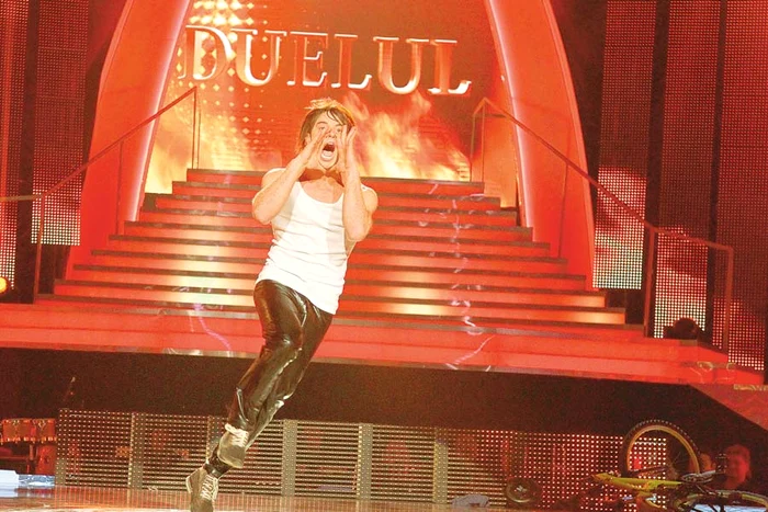 Dima Trofin, memnbru al trupei LaLa Band a făcut senzaţie cu figurile de acrobaţie (Fotografii: Pro Tv)