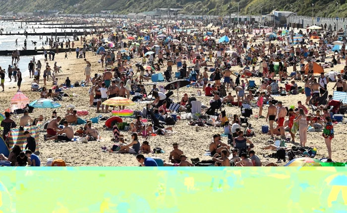 Oameni la plaja in Marea Britanie - Bournemouth Pier in Bournemouth FOTO AFP