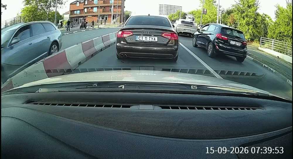 Momentul în care un stâlp se prăbușește peste un bărbat, pe o stradă în Năvodari