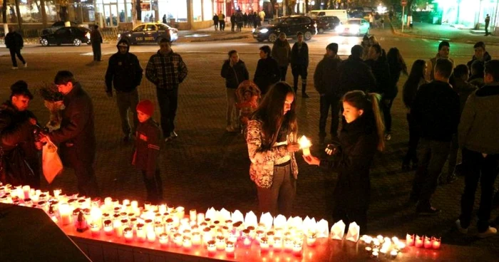 Sute de candele au fost aprinse în Hunedoara, în memoria victimelor.