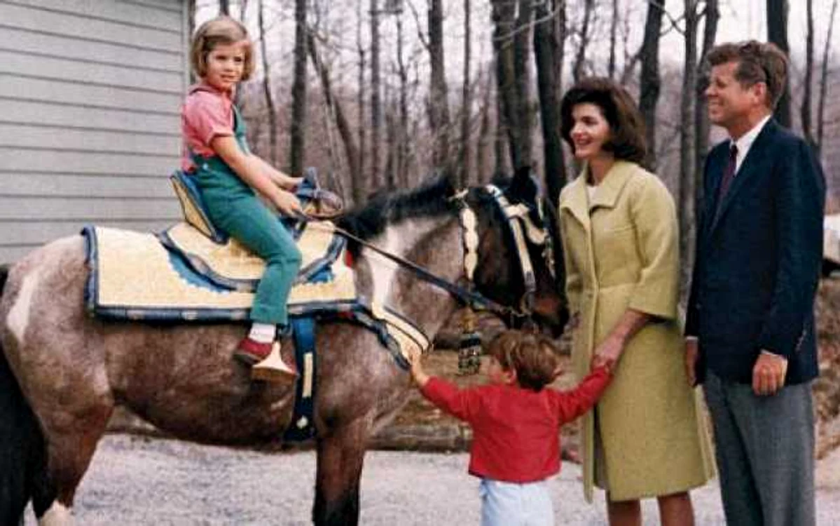 Fostul preşedinte american John Fitzgerald Kennedy şi soţia sa, Jacqueline, împreună cu cei doi copii ai lor