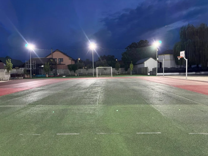Teren de sport cu nocturnă la Școala „Gheorghe Magheru” Caracal - FOTO: FB Școala Gh. Magheru