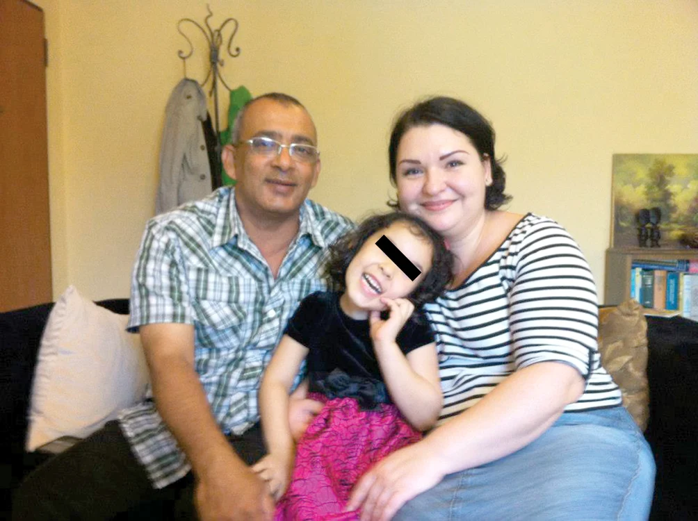 Haj Saleh Moustafa alături de soţie şi  fetiţă pe vremea când erau o familie fericită