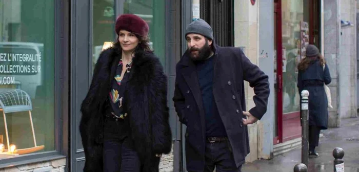 Personajele Selena (Juliette Binoche) şi Leonard ( Vincent Macagne), în filmul „Vieţi duble“