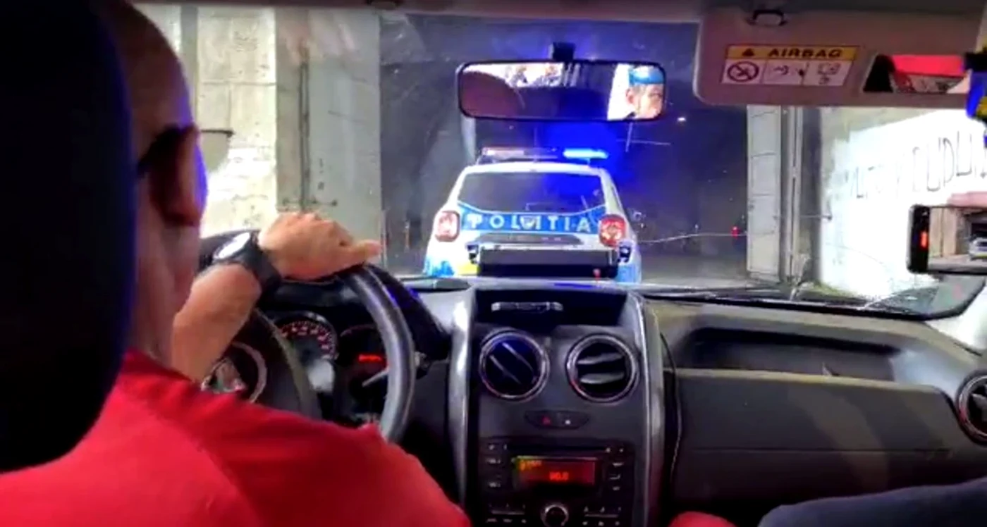Mașină de poliție deschizând drumul autoutilitarei Salvamont. FOTO captură video Salvamont Argeș