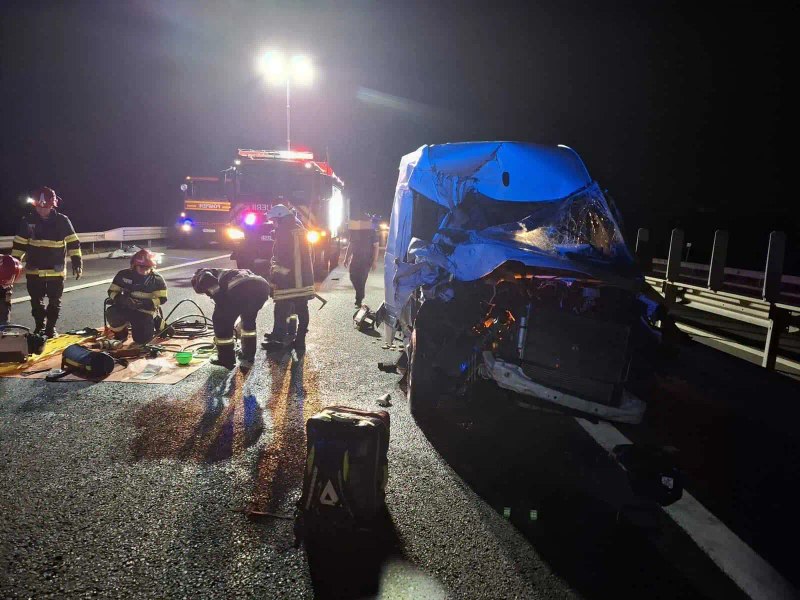 O femeie de 30 de ani a murit într-un accident pe A1, după ce a intrat cu autoutilitara într-un parapet