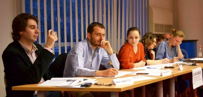 Membrii Timişoara Toastmasters la o întâlnire. Foto: www.facebook.com