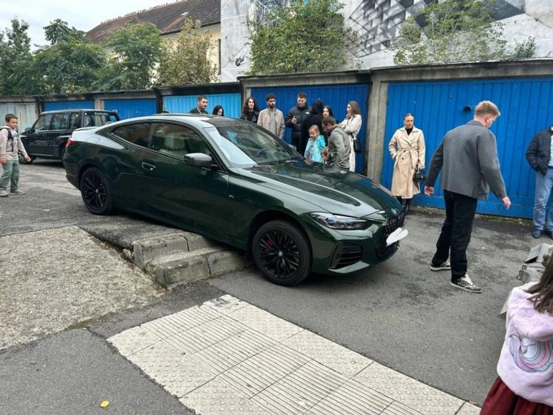 Incident ciudat în Cluj: O mașină de lux a luat-o la vale pe stradă și s-a blocat pe scările unei clădiri