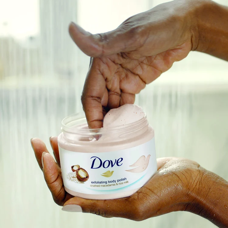 Detaliu textură scrub hidratant pentru piele de la Dove Foto Ubuy Romania