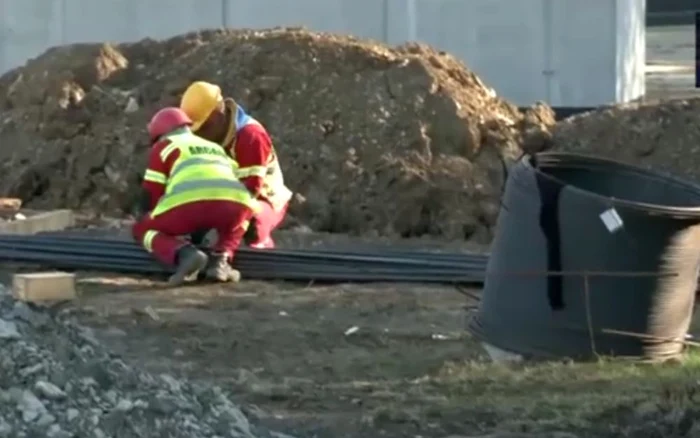 
    Lucrările pe şantier sunt în plină desfăşurarefoto: captură video Digi 24  