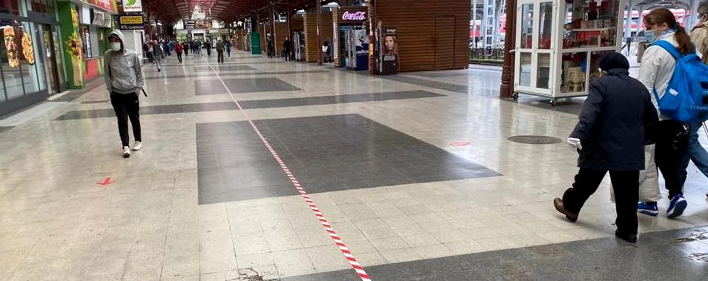 În Gara de Nord au apărut marcaje pentru distanțarea călătorilor Fotografii: CFR Infrastructură