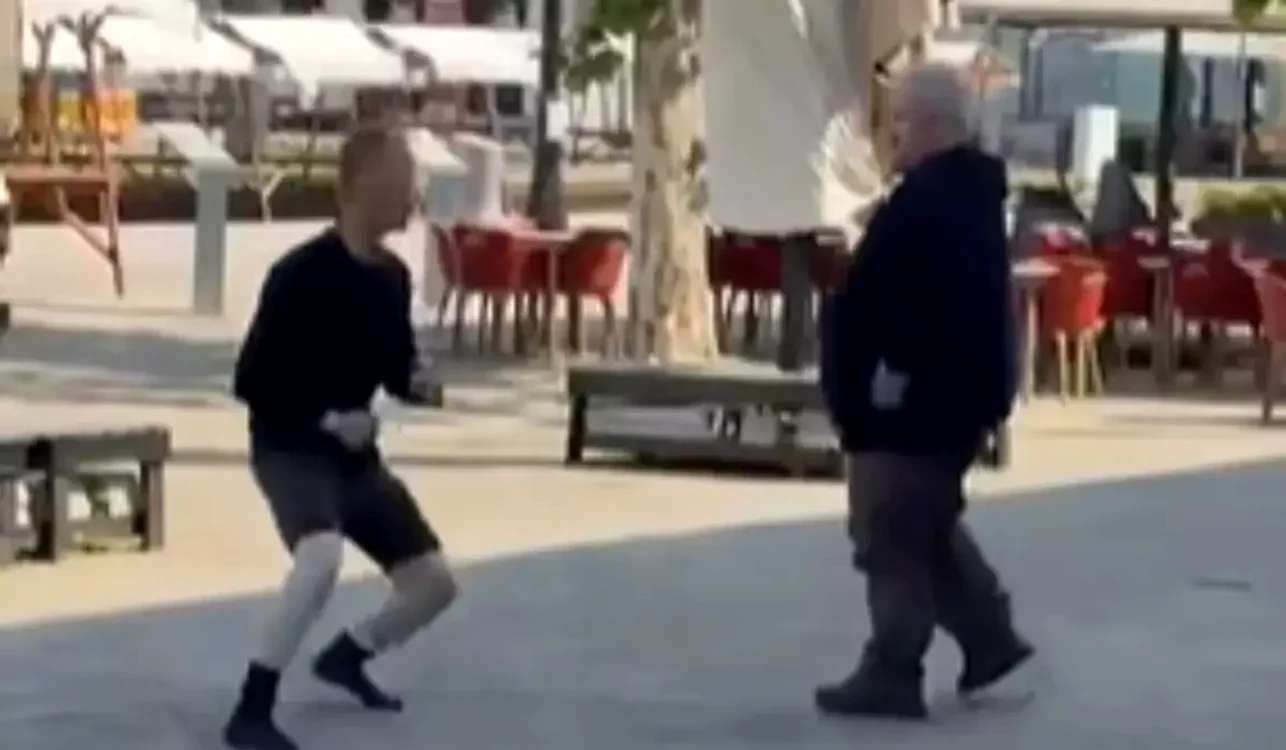  Momentul în care un tânăr lovește un bărbat pe o stradă din Baia Mare. FOTO: Captură Video 