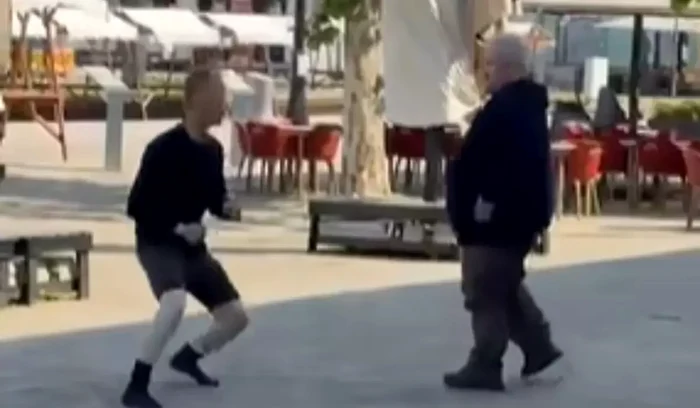  Momentul în care un tânăr lovește un bărbat pe o stradă din Baia Mare. FOTO: Captură Video 