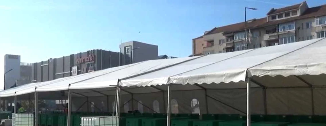 Cortul în aer liber din centrul oraşului Râmnicu Vâlcea în locul Pieţei Centrale închisă Foto Adevărul