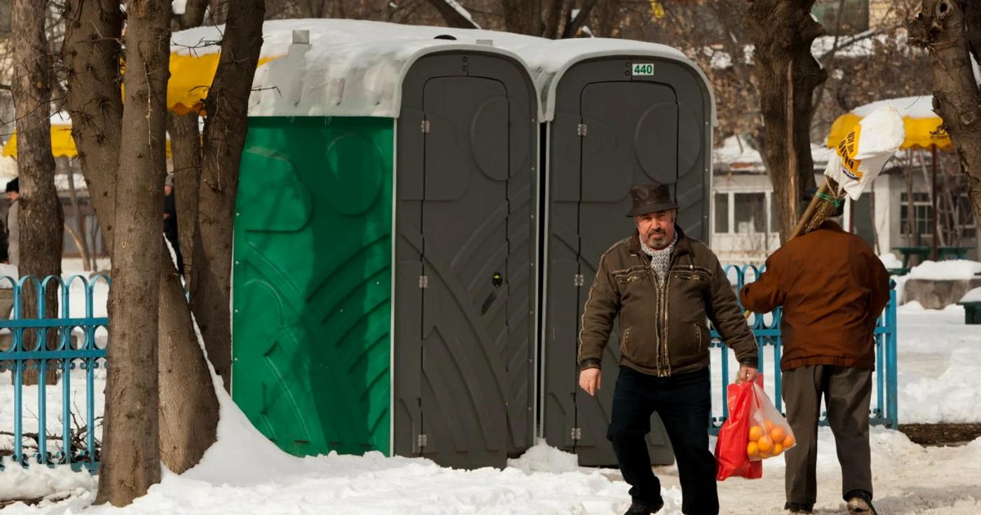 Oamenii sunt oripilaţi de "parfumurile" care vin dinspre toalete. Foto: Cosmin Costache