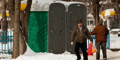 Oamenii sunt oripilaţi de "parfumurile" care vin dinspre toalete. Foto: Cosmin Costache