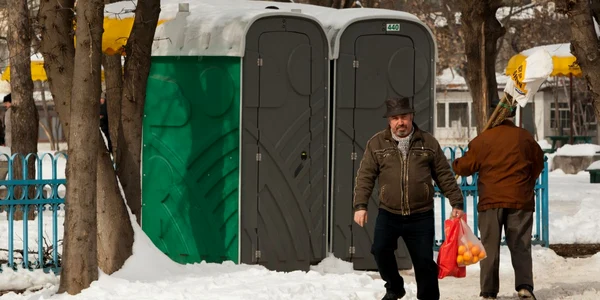 Oamenii sunt oripilaţi de "parfumurile" care vin dinspre toalete. Foto: Cosmin Costache