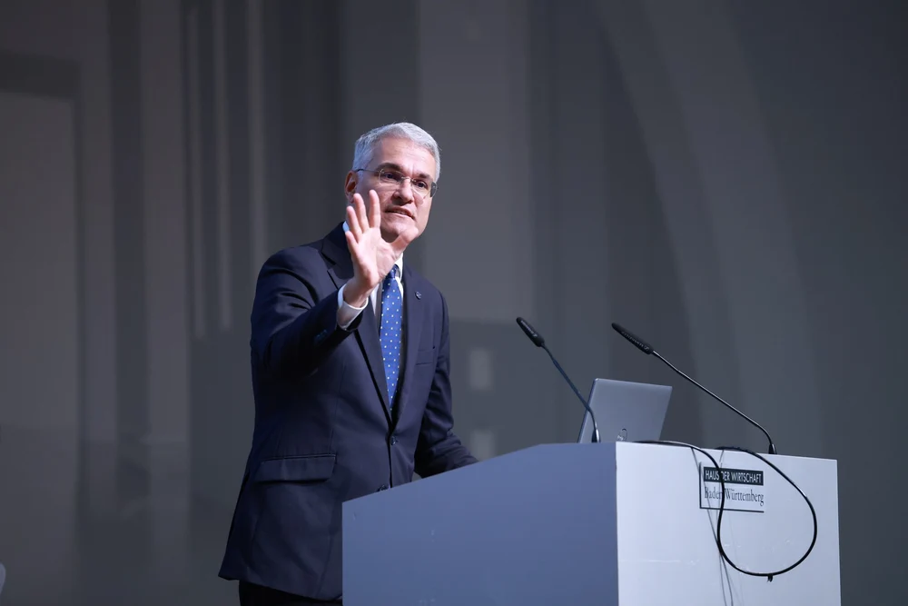 Firma fondată de ministrul Dragoș Pîslaru, contracte de milioane de lei cu MIPE în timpul mandatului său