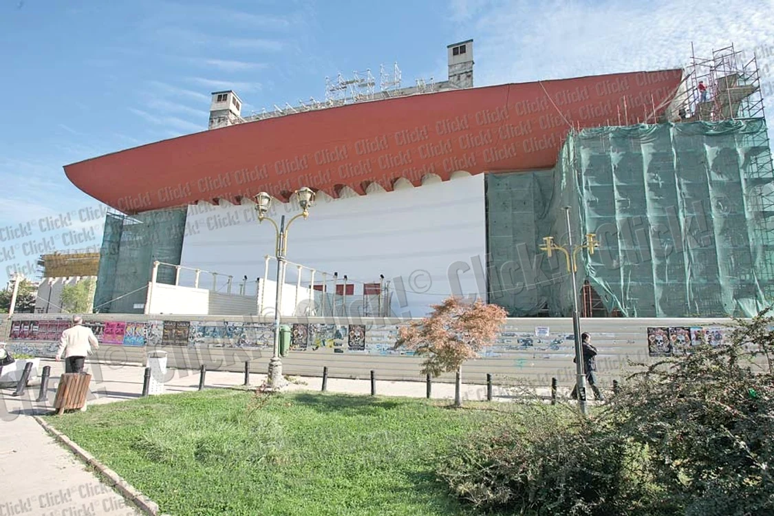 
    Teatrul Naţional va  avea aceeaşi faţadă  ca acum 35 de ani  