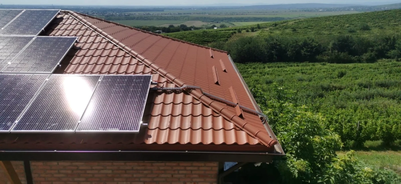 Prosumatorii ar putea fi obligați să plătească o taxă pe energia produsă și consumată în gospodărie