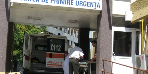 Şoferul și pasagerul din dreapta au fost transportați la Spitalul Județean de Urgență
