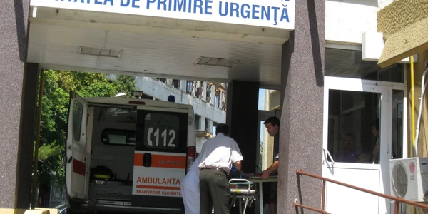 Şoferul și pasagerul din dreapta au fost transportați la Spitalul Județean de Urgență