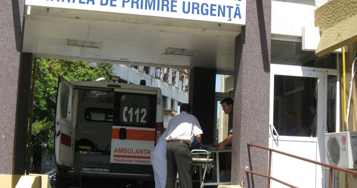 Şoferul și pasagerul din dreapta au fost transportați la Spitalul Județean de Urgență