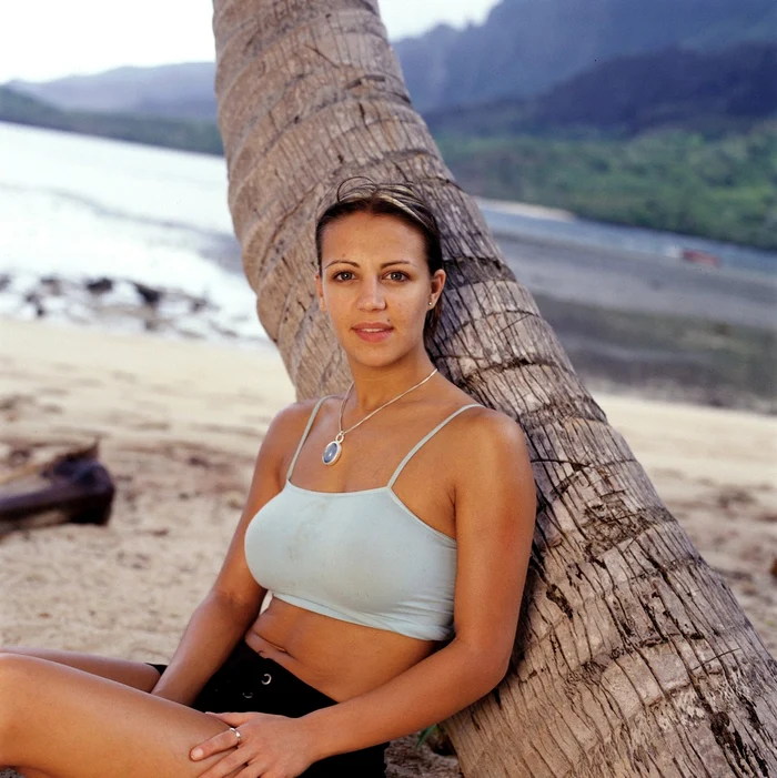 Sarah Jones - Frumoasa cu sâni mari are 39 de ani şi e originară din Alaska. În 2002 a fost concurentă la “Survivor: Marquesas”