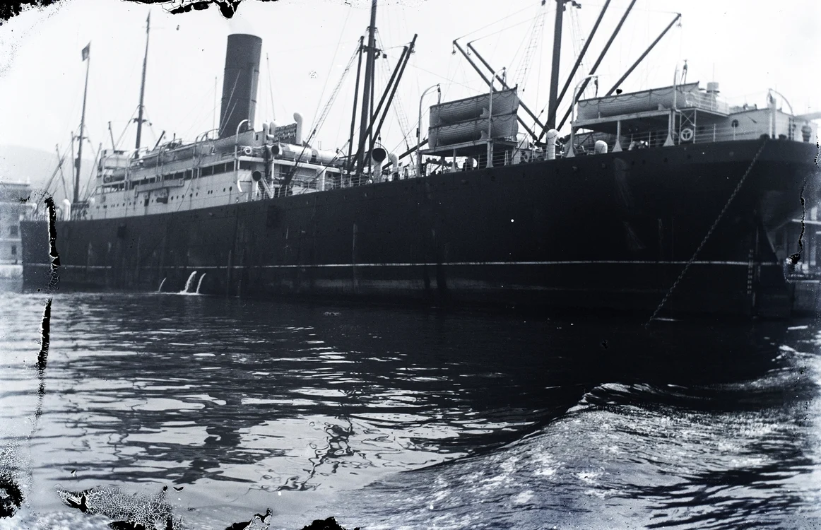 Vapor din portul Hamburg în anii 1900. Sursa Fortepan.hu