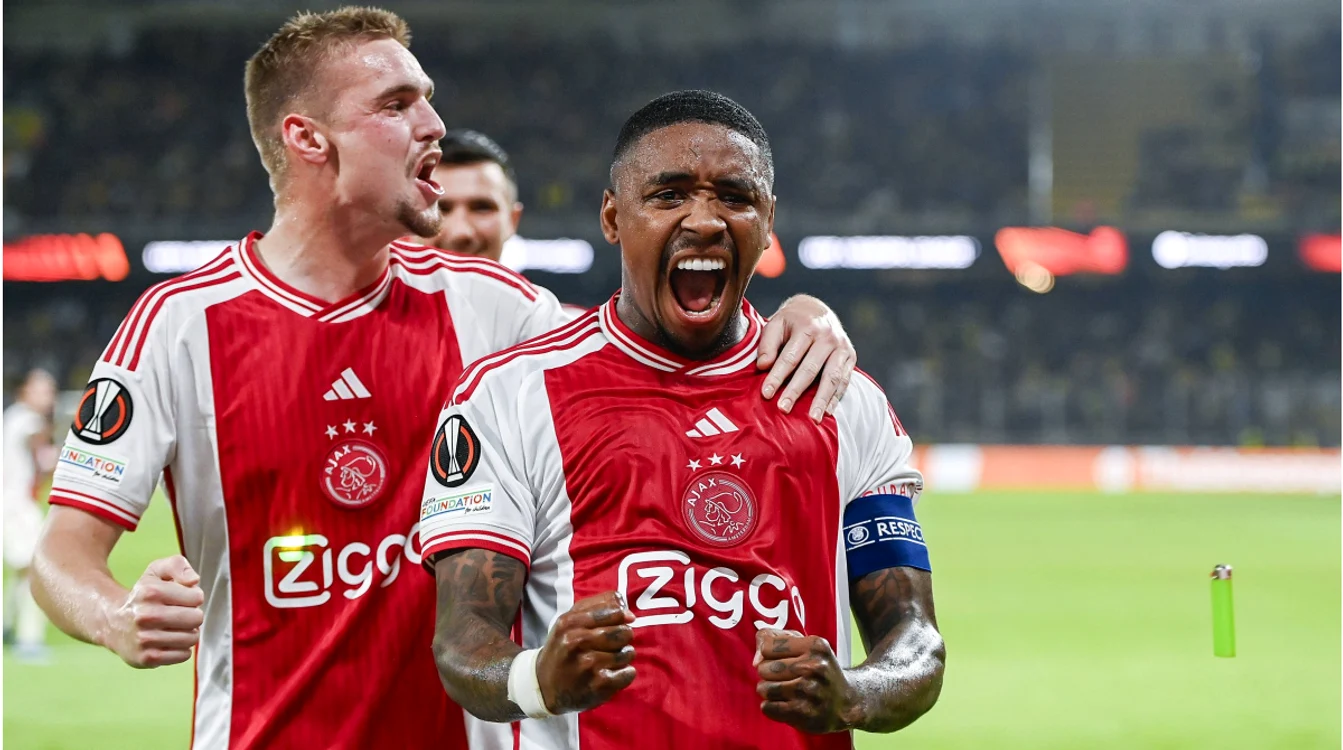 Steven Bergwijn (centru), vedeta celor de la Ajax. FOTO: Facebook