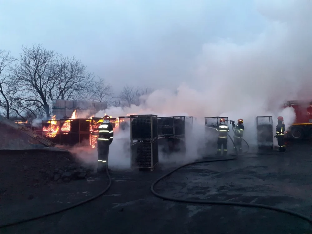 Incendiul a izbucnit în cursul nopţii a o fabrică de cărbune din Ceptura FOTO ISU Prahova