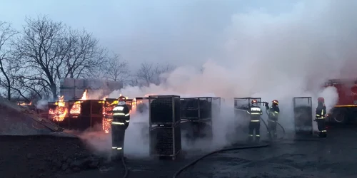 Incendiu la o fabrica de carbune din Ceptura