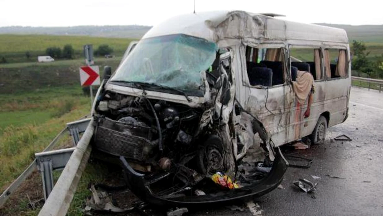 
    Microbuzul a fost făcut praf de camion după ce șoferul său nu s-a asigurat la schimbarea direcției de mers  
